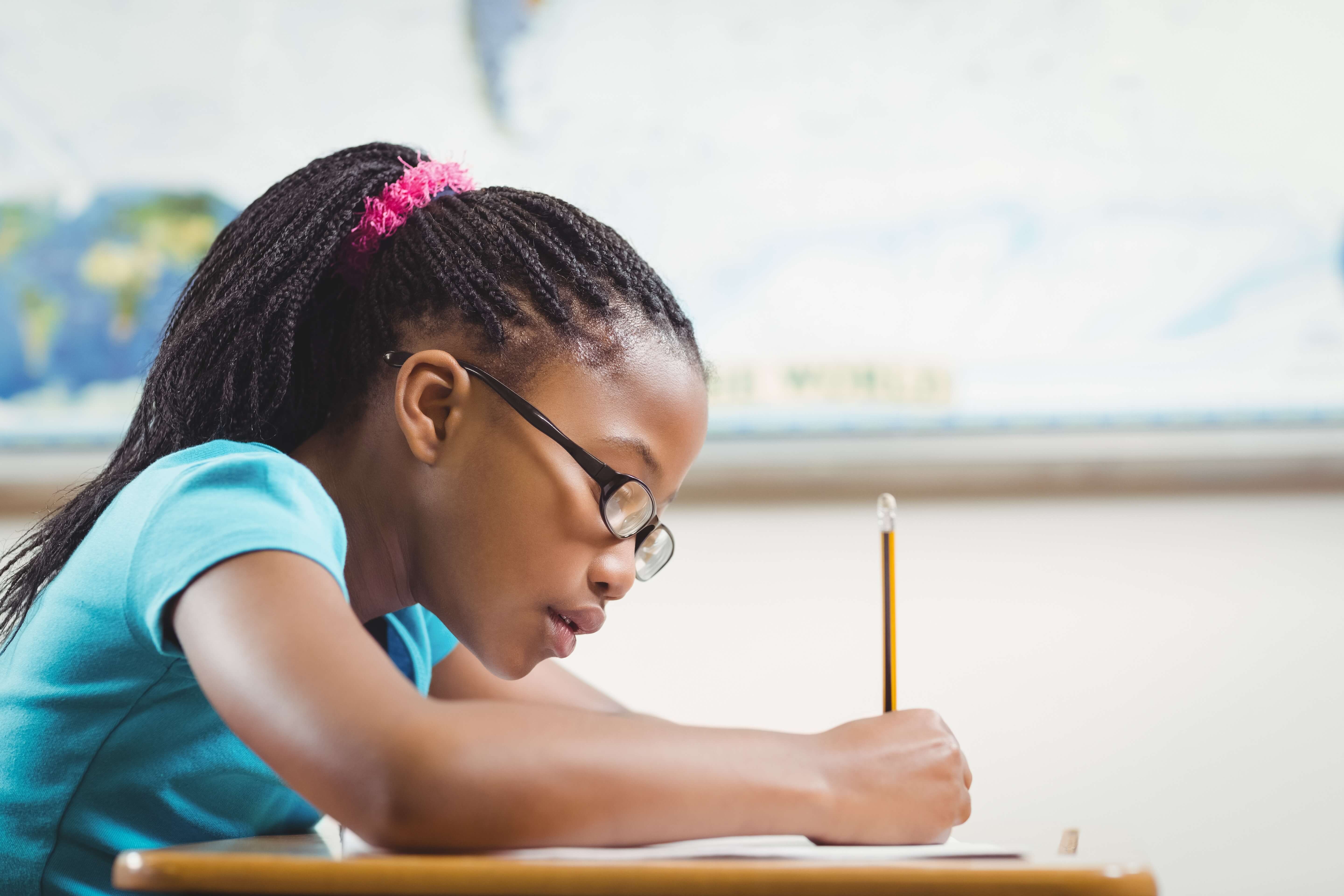 She learns. Afro for pupils. Pupils Eyu. Introverted students. Afro for pupils picture.