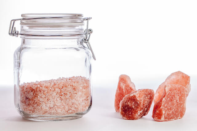 cleansing crystals with pink himalayan salt